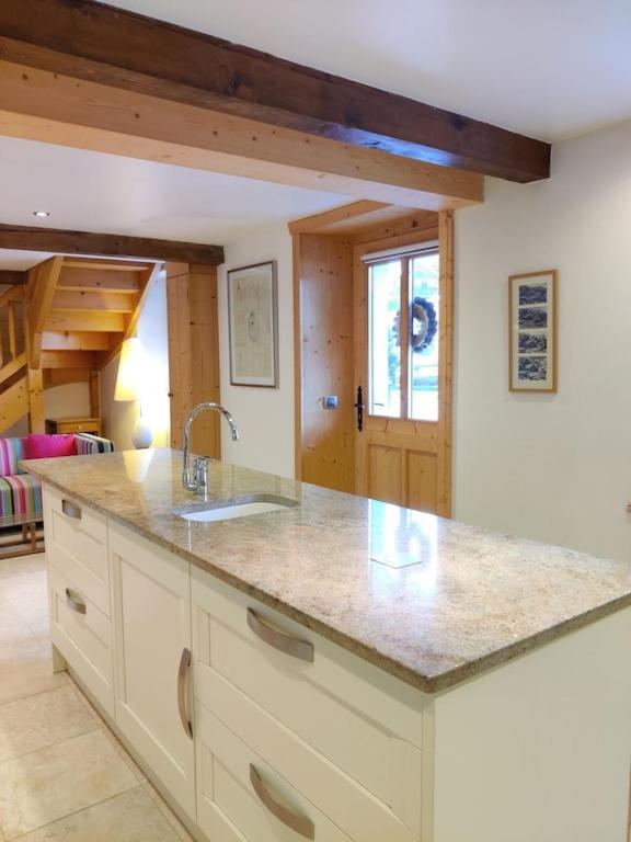 Spacious Ski Chalet In Traditional French Village, Sleeps 8, Four Star With Fibre Broadband 아봉당스 외부 사진